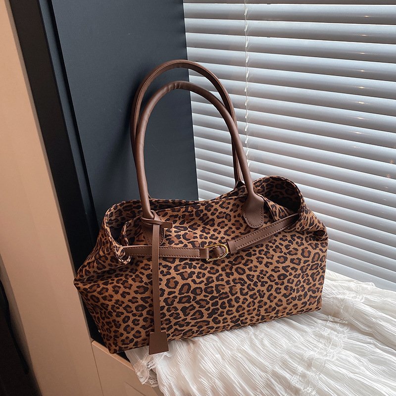 Autumn and Winter New Fashionable Large Capacity Underarm Shoulder Bag, Casual Women's Bag, Polyester Magnetic Buckle